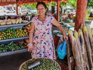 Vanda é a terena por trás desta vendinha de frutas e verduras (Foto: Silas Lima)