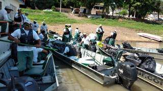 Voluntários retiram mais de 4 toneladas de lixo das margens do Rio Paraguai Voluntários retiram mais de 4 toneladas de lixo das margens do Rio Paraguai