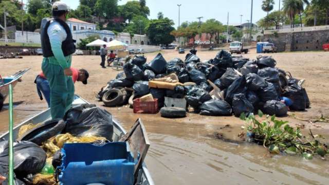 Volunt&aacute;rios retiram mais de 4 toneladas de lixo das margens do Rio Paraguai 
