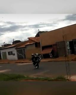 Motoqueiro empinando moto no bairro Vida Nova. (Foto: Direto das Ruas)