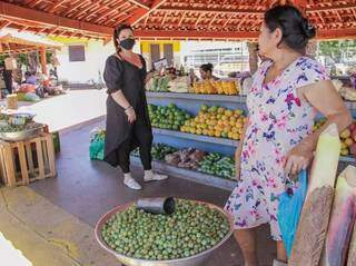 As duas mulheres conversam sobre a fruta que &#34;deu aos montes&#34; (Foto: Silas Lima)