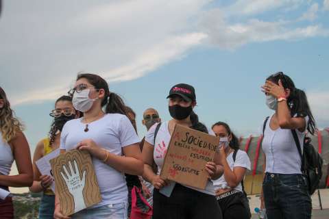  &quot;Por ela e por n&oacute;s&quot;: mulheres fazem novo protesto por Mari Ferrer