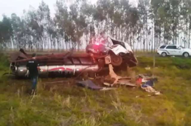 Caminhoneiro morre ap&oacute;s perder controle e capotar ve&iacute;culo na MS-295