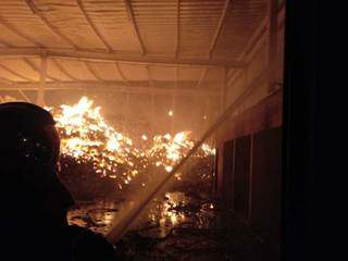 Inc&ecirc;ndio destr&oacute;i metade de f&aacute;brica de tecidos em Tr&ecirc;s Lagoas 