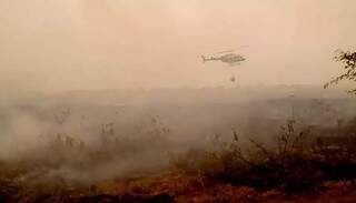 Foi necessário helicóptero para controlar fogo com despejo de água em regiões nas proximidades da Serra do Amolar (Foto: Reprodução)