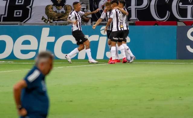 Atl&eacute;tico-MG goleia o Flamengo por 4 a 0 e assume a vice-lideran&ccedil;a do Brasileir&atilde;o