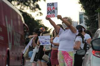  &quot;Por ela e por n&oacute;s&quot;: mulheres fazem novo protesto por Mari Ferrer