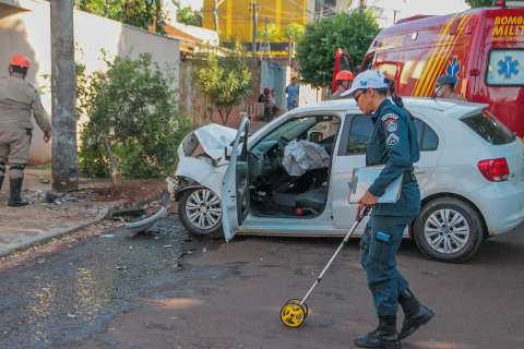 Carro é destruído em colisão em poste e condutor fratura perna no Seminário