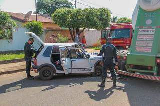 Motorista colidiu Uno contra carreta parada (Foto: Marcos Maluf)