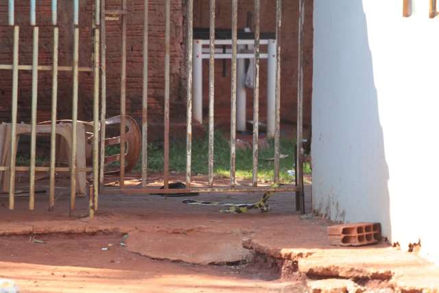 Homem tenta se defender e morre a golpes de faca no bairro Universit&aacute;rio