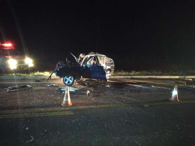 Troca de pneu em rodovia provoca morte ap&oacute;s colis&atilde;o entre carro e caminhonete