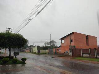 Chuva desta manhã em bairro da região sul de Dourados (Foto: Helio de Freitas)