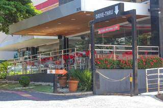 Cliente assume tapa em atendente, mas nega amea&ccedil;as a guardas 