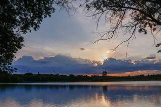Dia amanhecendo na região do Lago do Amor, por volta das 6h, ainda com o sol timído (Foto: Henrique Kawaminami) 