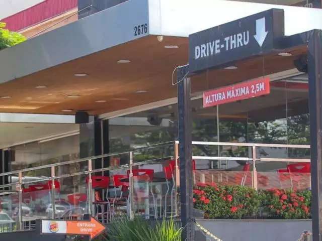 Cliente d&aacute; tapa no rosto de atendente do Burger King e &eacute; levado para delegacia
