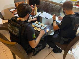 Apreensão de dinheiro na operação Aversa, que investiga tráfico de cocaína e lavagem de dinheiro. (Foto: Divulgação/PF)