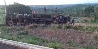 Após acidente, o caminhão parou tombado (Foto: divulgação pelo site Idest)