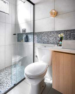 Nicho embutido também é solução para otimizar espaço em banheiros pequenos. (Foto: Janaina Lott)