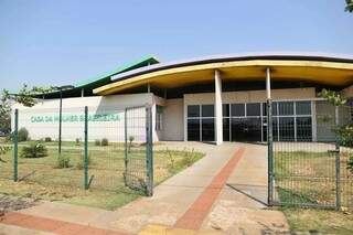 Mulher esfaqueia marido nas costas ap&oacute;s ser agredida e dois v&atilde;o para a delegacia