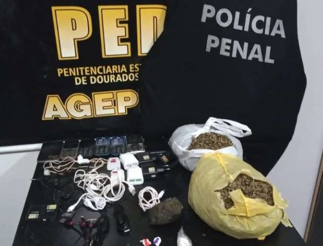 Agentes interceptam 17 celulares e droga arremessados em 2 pres&iacute;dios