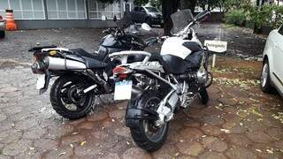 Dupla é presa após furtar moto BMW avaliada em R$ 35 mil Dupla é presa após furtar moto BMW avaliada em R$ 35 mil