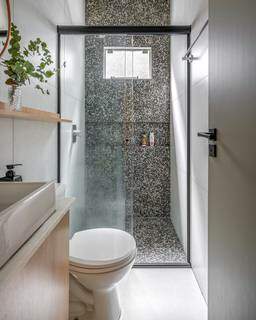 Granilite em um dos banheiros e junção da parede com piso que dá sensação de amplitude. (Foto: Janaina Lott)
