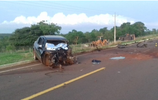 Carro que a vítima conduzia ficou totalmente destruído (Foto: divulgada pelo site Idest) 