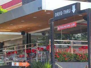 Cliente d&aacute; tapa no rosto de atendente do Burger King e &eacute; levado para delegacia