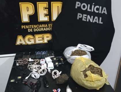 Agentes interceptam 17 celulares e droga arremessados em 2 pres&iacute;dios