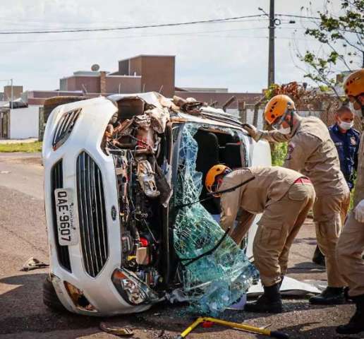 Efeito domin&oacute;: em colis&atilde;o entre carros, pe&ccedil;as se soltam e atingem crian&ccedil;a na rua