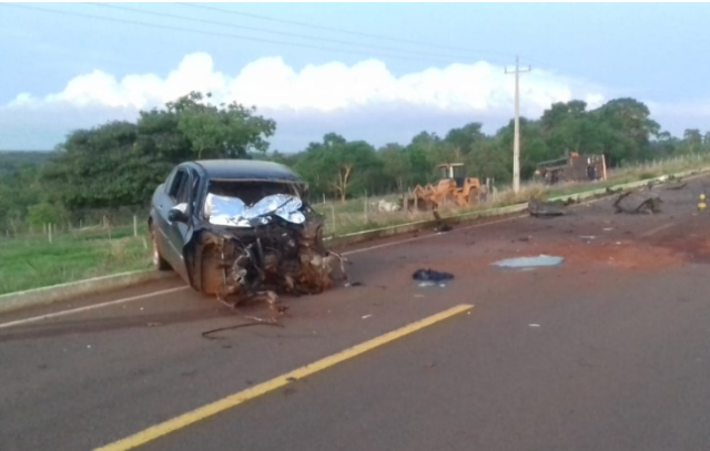 Colis&atilde;o frontal entre carro e caminh&atilde;o mata motorista na MS-430 