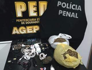 Agentes interceptam 17 celulares e droga arremessados em 2 pres&iacute;dios