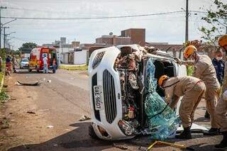 Militares socorrendo motorista que ficou retido dentro de carro. (Foto: Henrique Kawaminami)