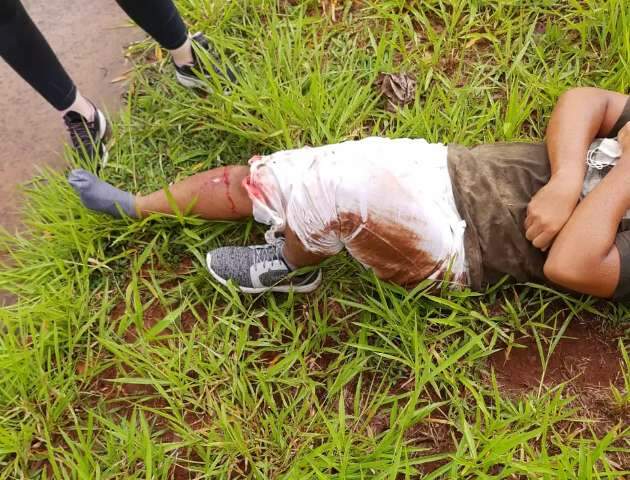 Moto derrapa na chuva e condutor fica ferido ao bater em poste