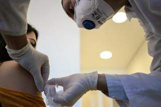 Voluntária tomando uma dose da vacina. (Foto: Instituto Butantan)