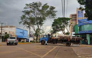 Caminhão remove tronco de árvore que caiu na Marcelino Pires (Foto: Helio de Freitas)