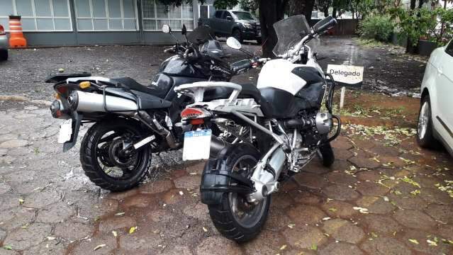 Dupla &eacute; presa ap&oacute;s furtar moto BMW avaliada em R$ 35 mil 