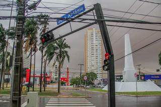 Semáforo torto na Avenida Afonso Pena, cruzamento com a José Antônio. (Foto: Silas Lima)