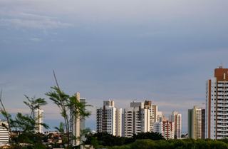 Amanhecer com céu nublado visto da região do Jardim Bela Vista (Foto: Henrique Kawaminami)