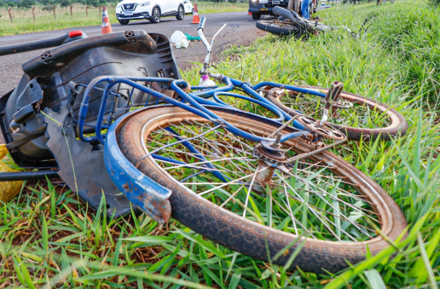 Ap&oacute;s atravessar canteiro de rodovia, ciclista &eacute; atingido por moto 