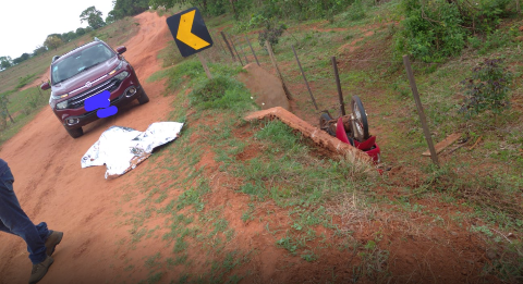 Motociclista é encontrado morto em estrada e suspeita é de colisão