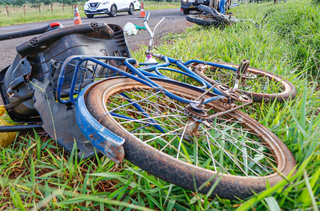 Ap&oacute;s atravessar canteiro de rodovia, ciclista &eacute; atingido por moto 