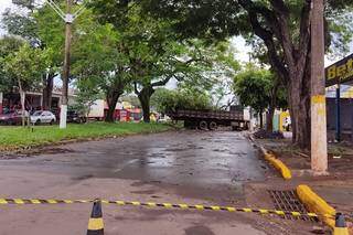 Trecho da Avenida Joaquim Teixeira Alves Ainda interditado para retirada de árvore (Foto: Helio de Freitas)