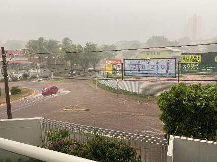 Chuva forte alaga rotat&oacute;ria da Rachid Neder e Inmet estende alerta de temporal