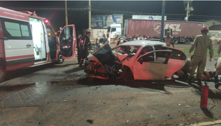 Carro oucupado por sete passeiros ficou com a frente destruída (Foto: reoprodução / site Rádio Caçula) 