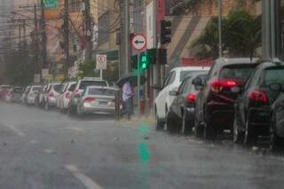Chuva registrada na tarde desta terça-feira, em Campo Grande (Foto: Kísie Ainoã)