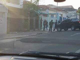 Policiais federais em frente do Citolab, laboratório da família Iunes (Foto: Direto das Ruas)
