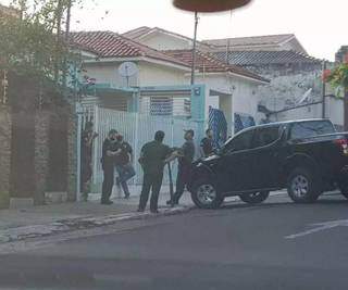 Policiais federais em frente ao Citolab, laboratório que pertence a um dos irmãos de Marcelo Iunes (Foto: Direto das Ruas)