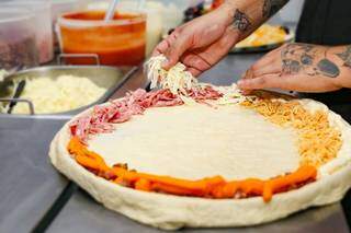 Borda recheada pode ter até três sabores e quem escolhe a combinação de ingrediente é você. (Foto: Kísie Ainoã)