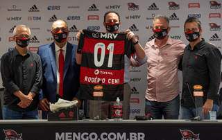 Rogério Ceni, ao centro, levanta camisa do Flamengo durante apresentação (Foto: Divulgação)